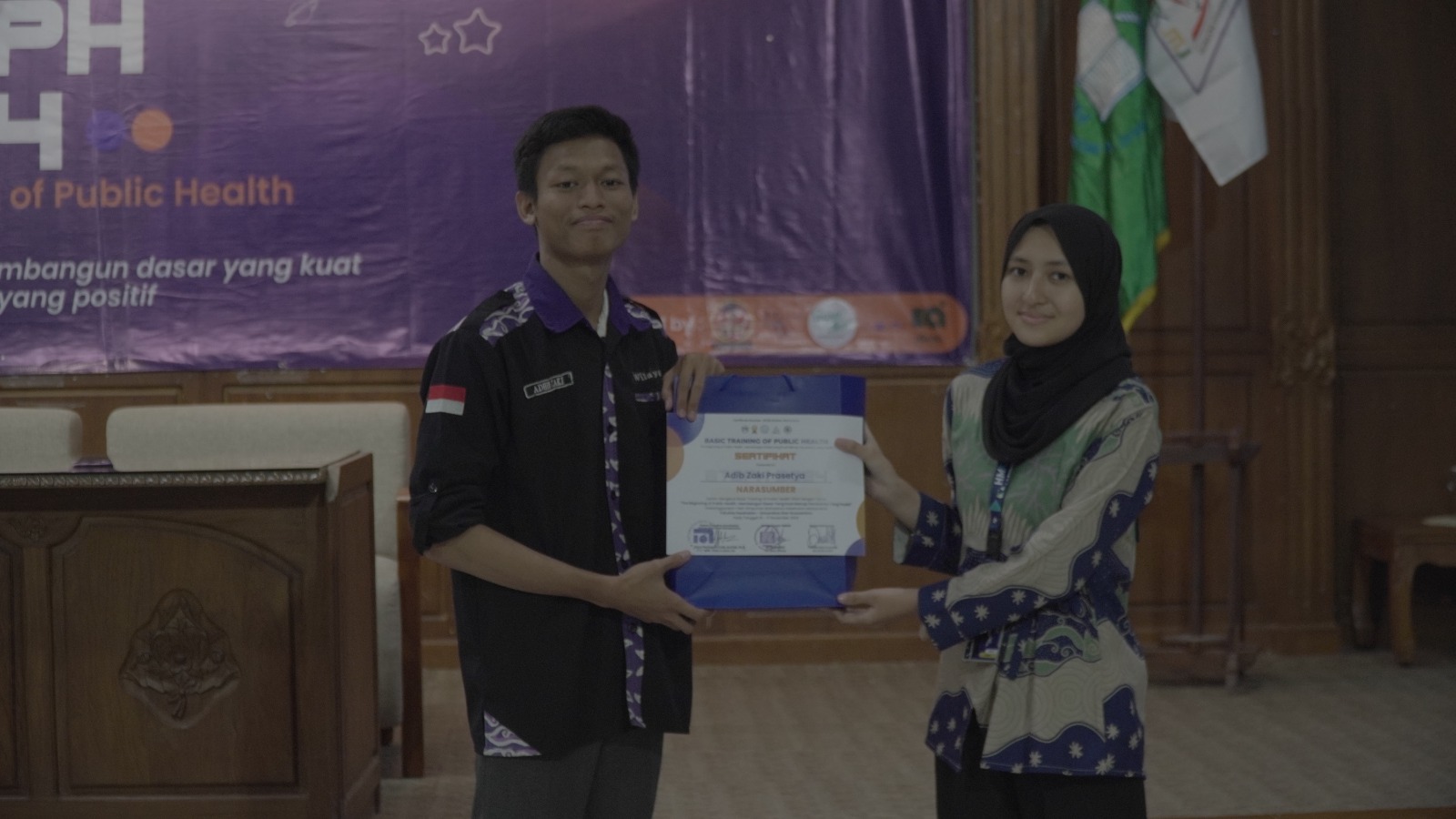 Penyerahan Goodiebag Pembicara Adib Zaki Prasetya